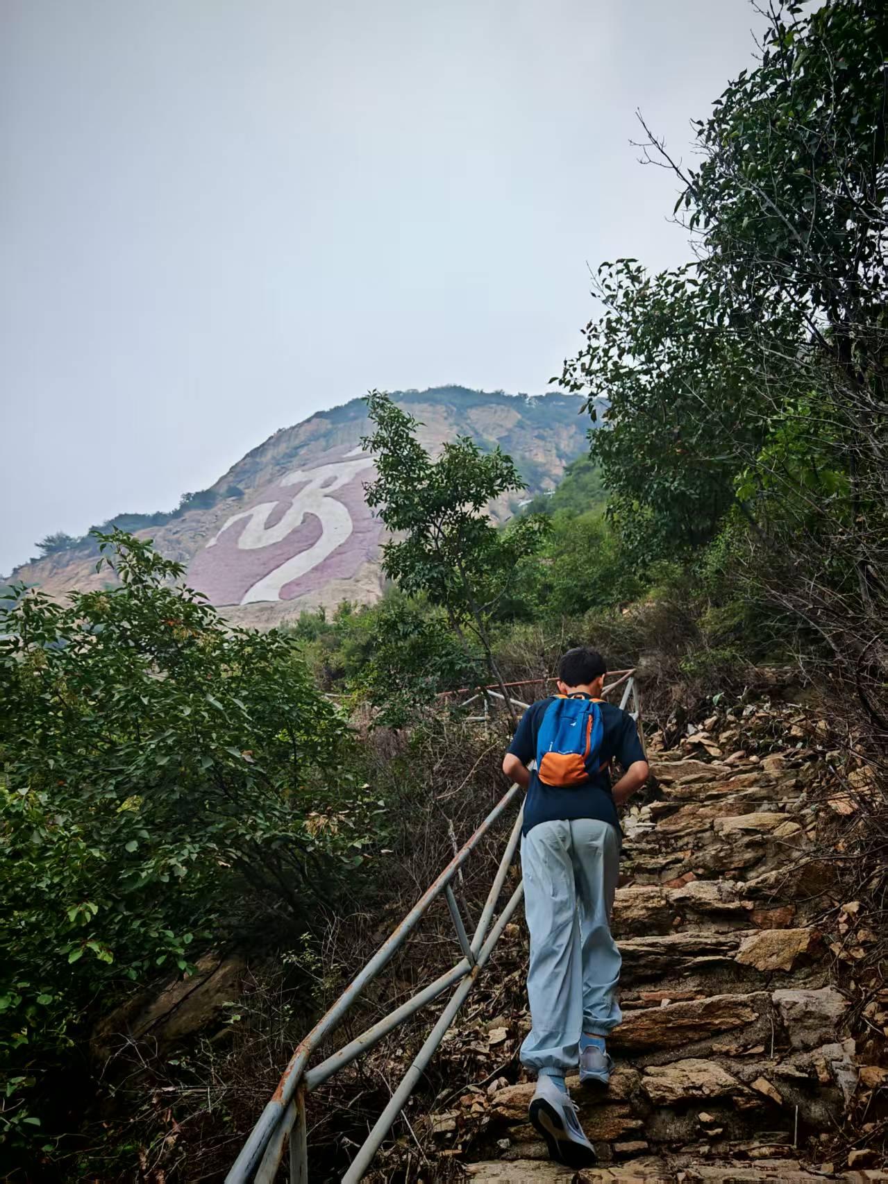 李宗孝：
     子奇登山

浩荡秋韵浸峰壑，
斑驳千里尽天色。
儿郎怀揣登绝
