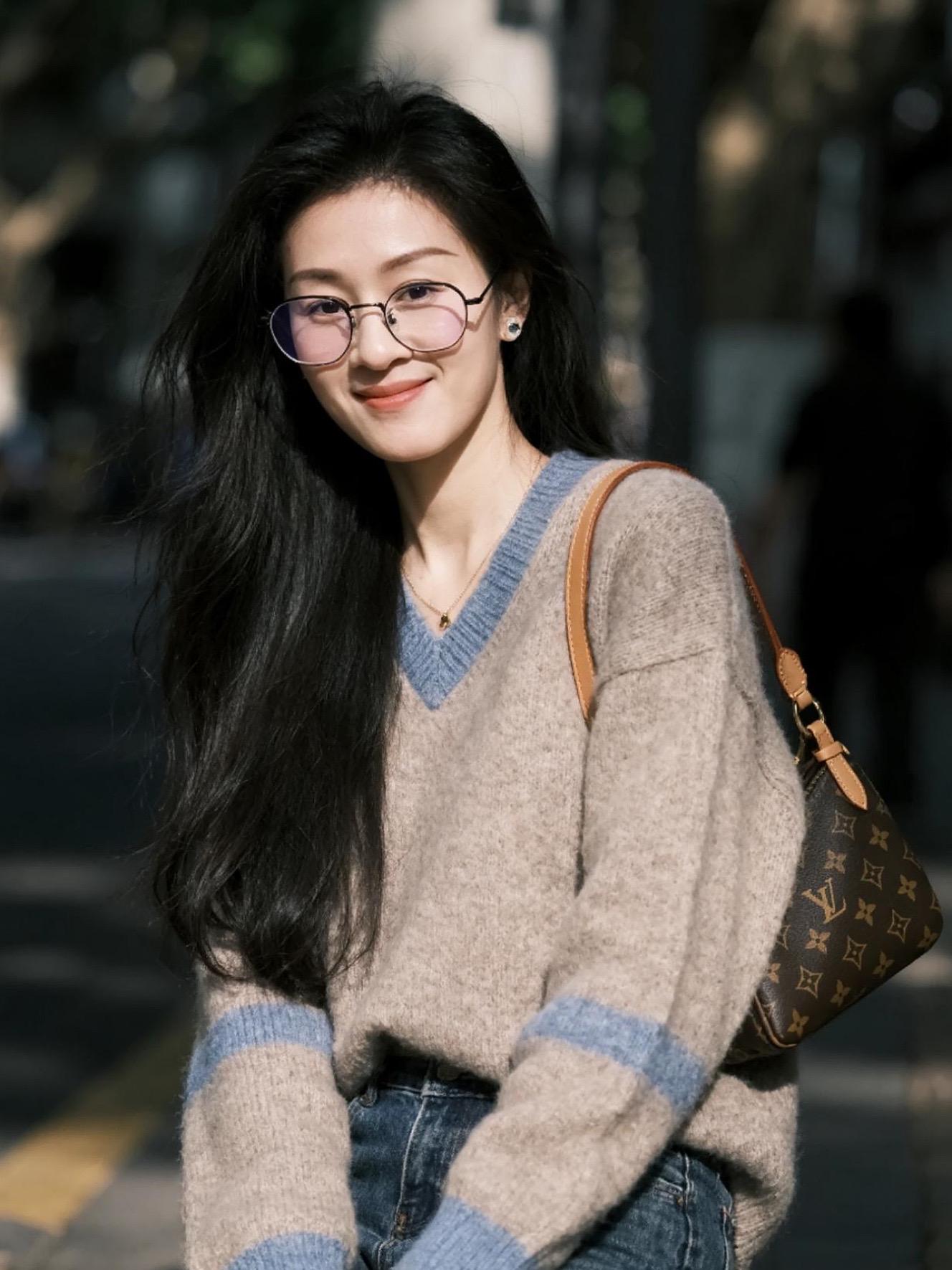 秀莲一见少安的面，就惊喜得心蹦蹦乱跳：天啊，这就是她要找的那个人嘛！他...