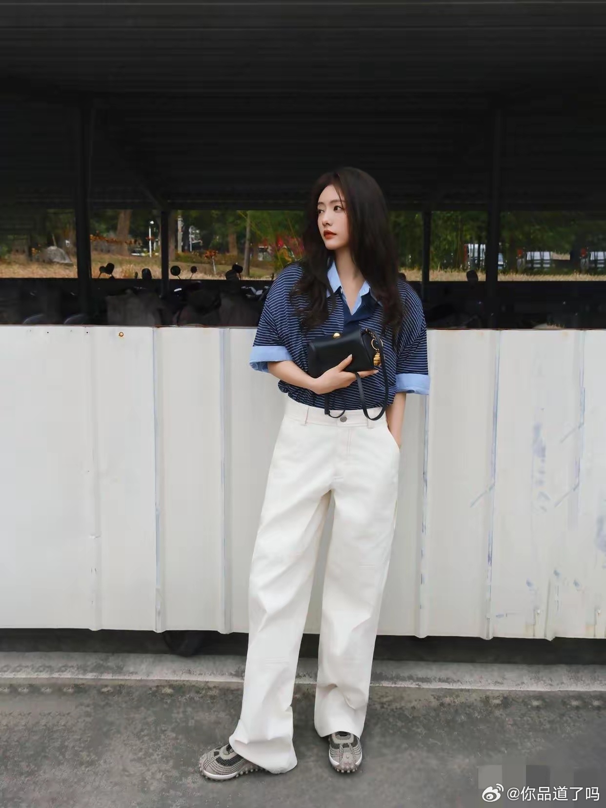 蔡文静私服品味超赞条纹Polo衫经典又时髦，白裤子干净清爽，二者搭配休闲舒适又高