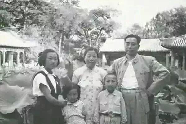 1956年陈赓带一少年拜访周恩来和邓颖超，邓颖超感慨地说我们终于对战友有了交代！