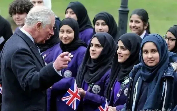 【为白、绿、黑三分欧洲而奋斗！】我觉得，现在绝大多数中国人对西方，尤其是对老欧洲