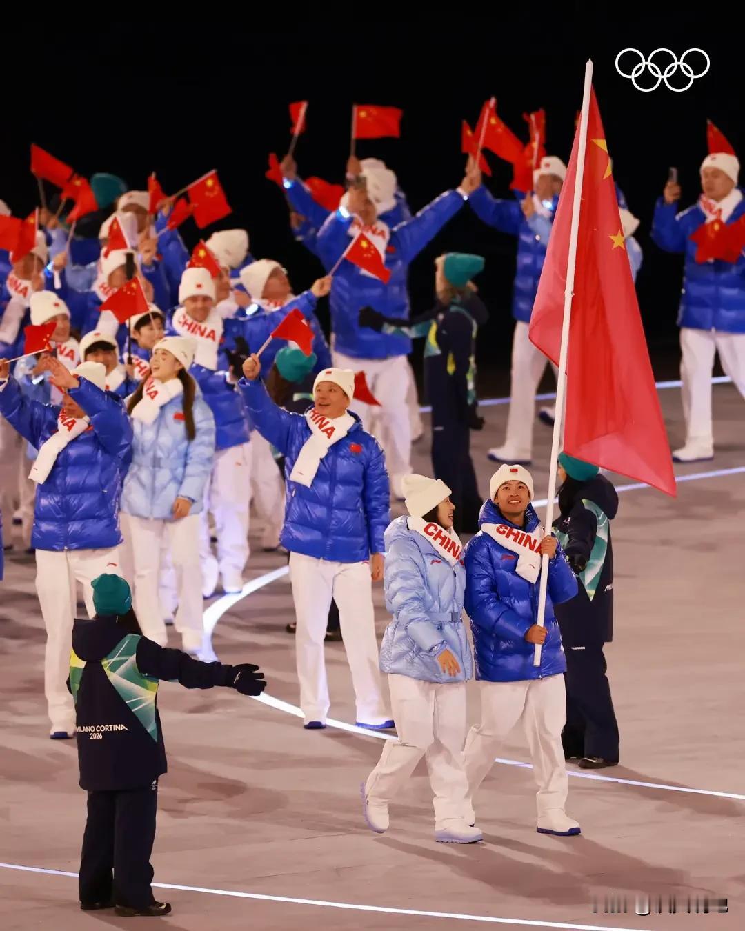 2026米兰冬奥会
宁忠岩（速度滑冰）、张楚桐（短道速滑） 共同担任开幕式旗手