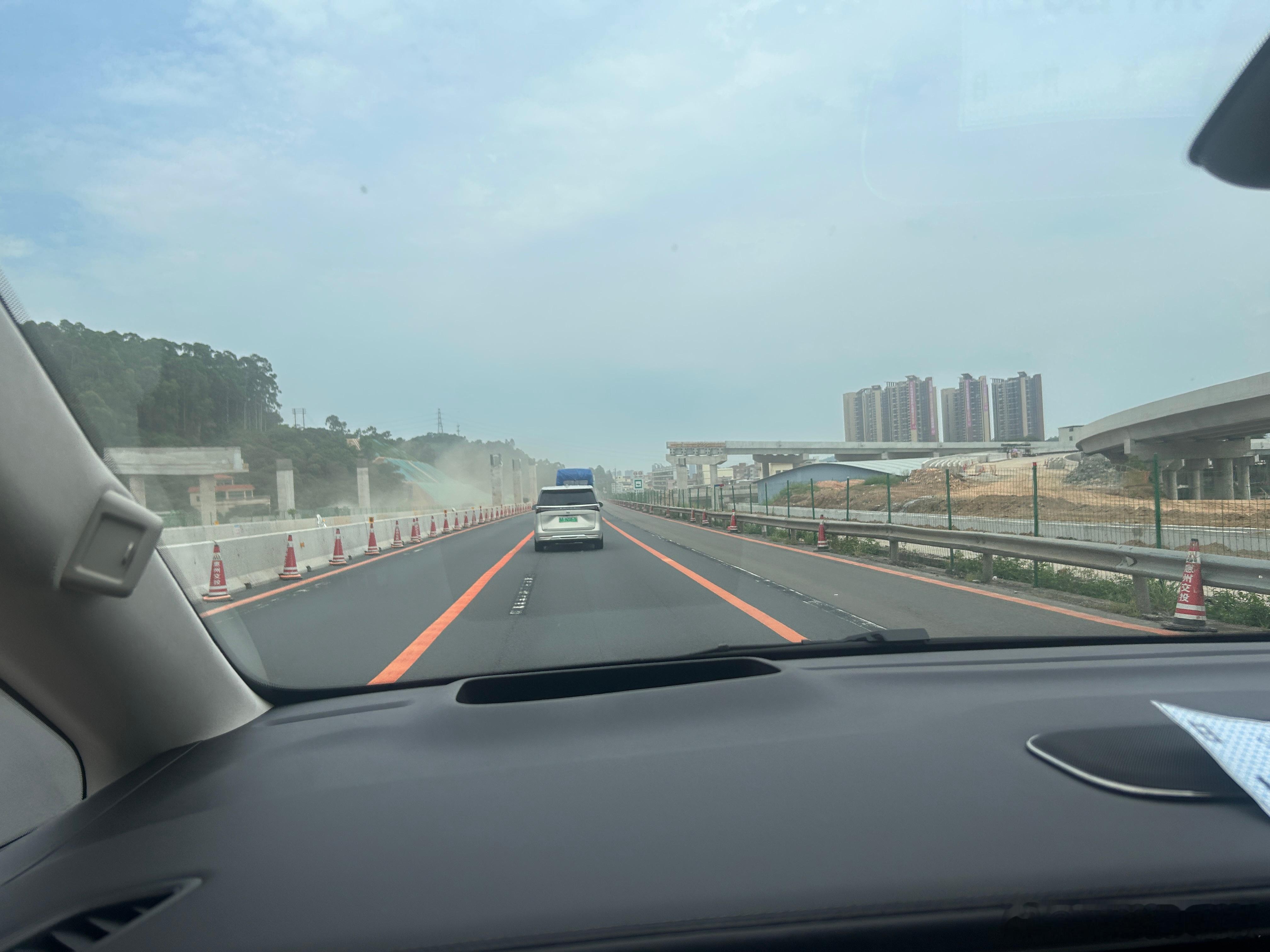 经过这段高速施工路段，路牌提前提醒关闭智驾，与时俱进啊 