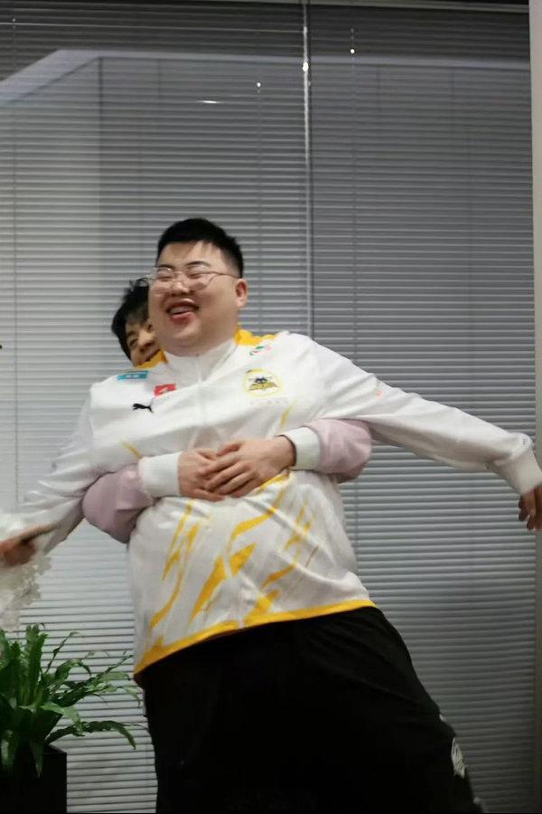 啊啊啊啊我女怎么喜欢胖子 