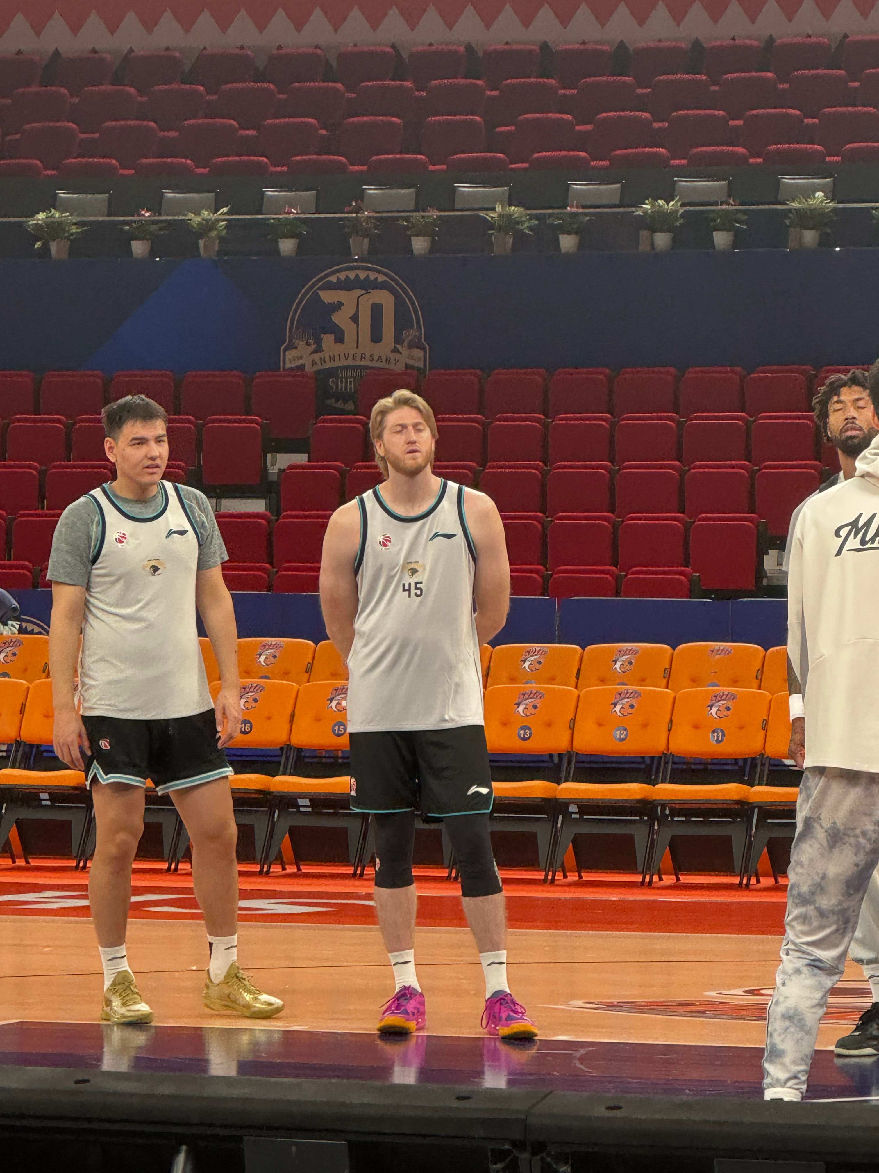 上海久事大鲨鱼上海男篮vs同曦男篮