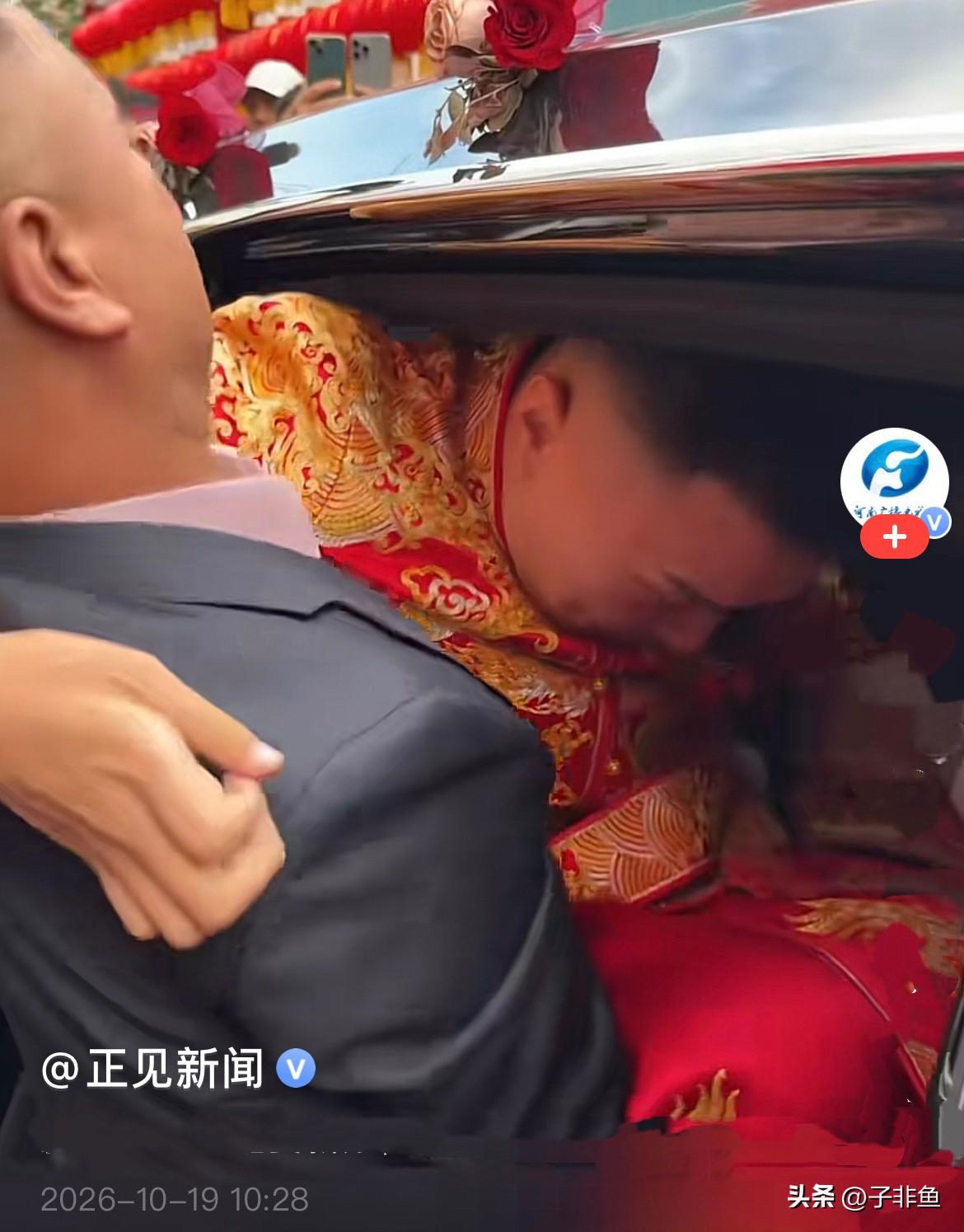 近日，河北一场婚礼，看了很有感触……
         新郎因为身体原因，常年需