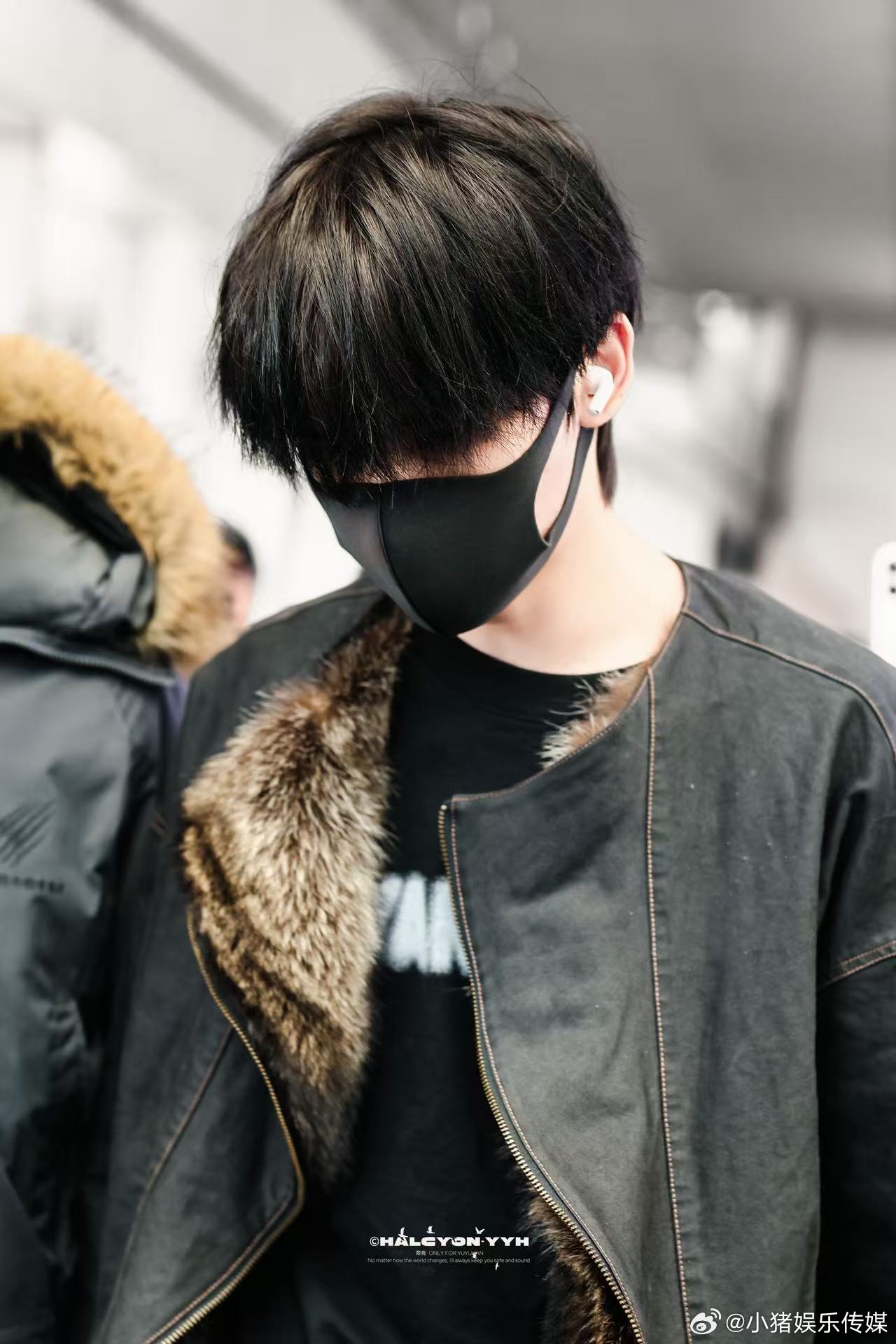 余宇涵在零下的北京就穿这么点 本担心他冻着，结果他自带氛围感滤镜，怎么拍都像行走