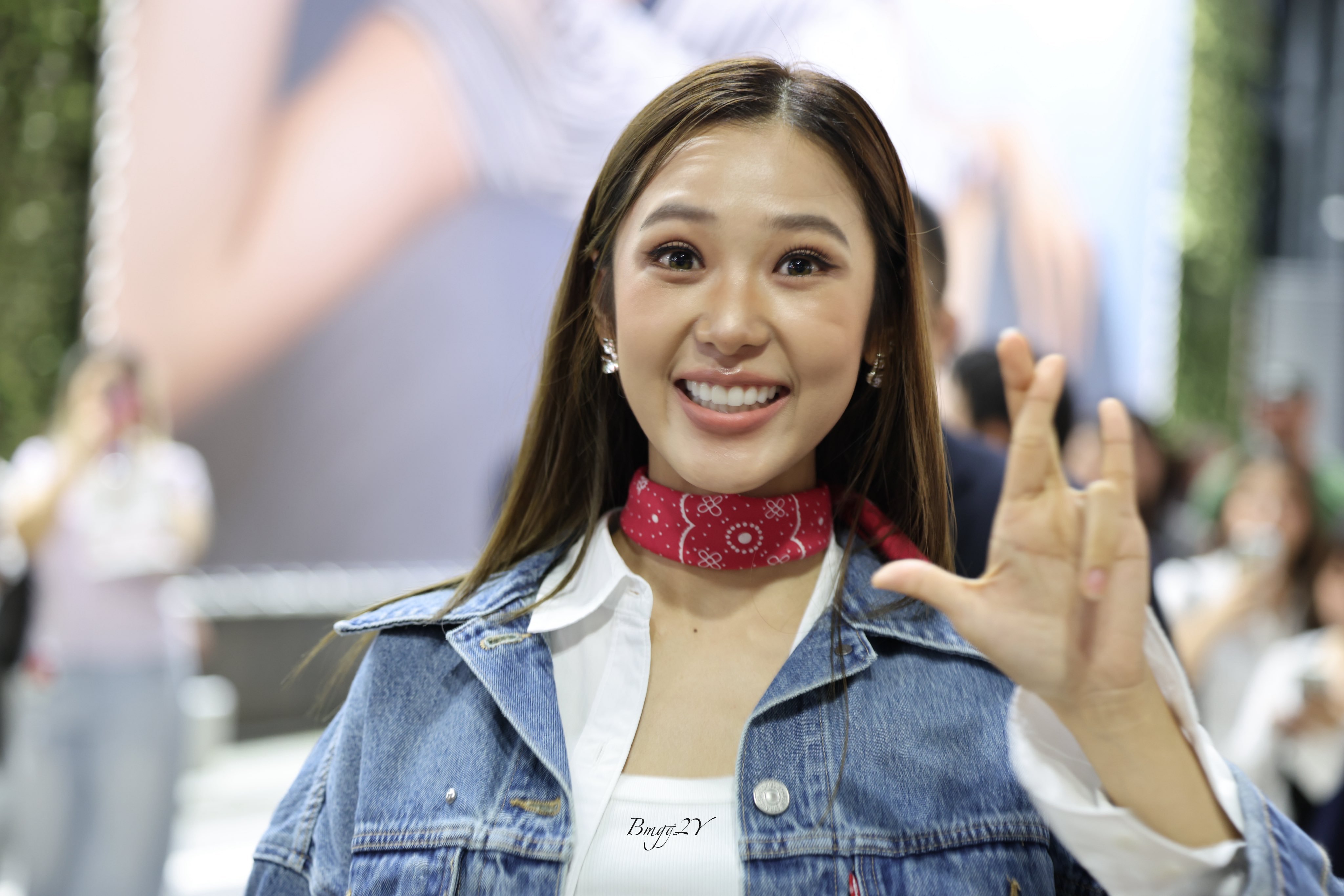 我说她这个手势是怎么比出来的 原来是亲手掰的 ​​​