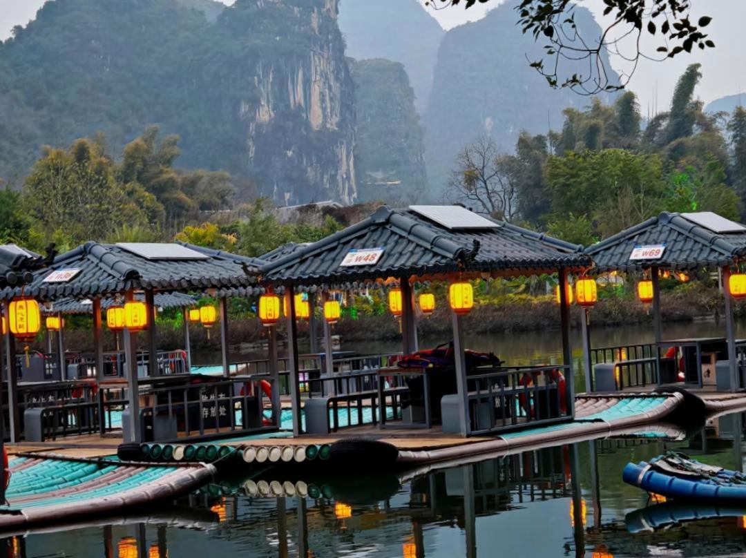 阳朔最好的打开方式就是酒店躺平去了三次阳朔，终于悟了。
第一次：特种兵式打卡，遇