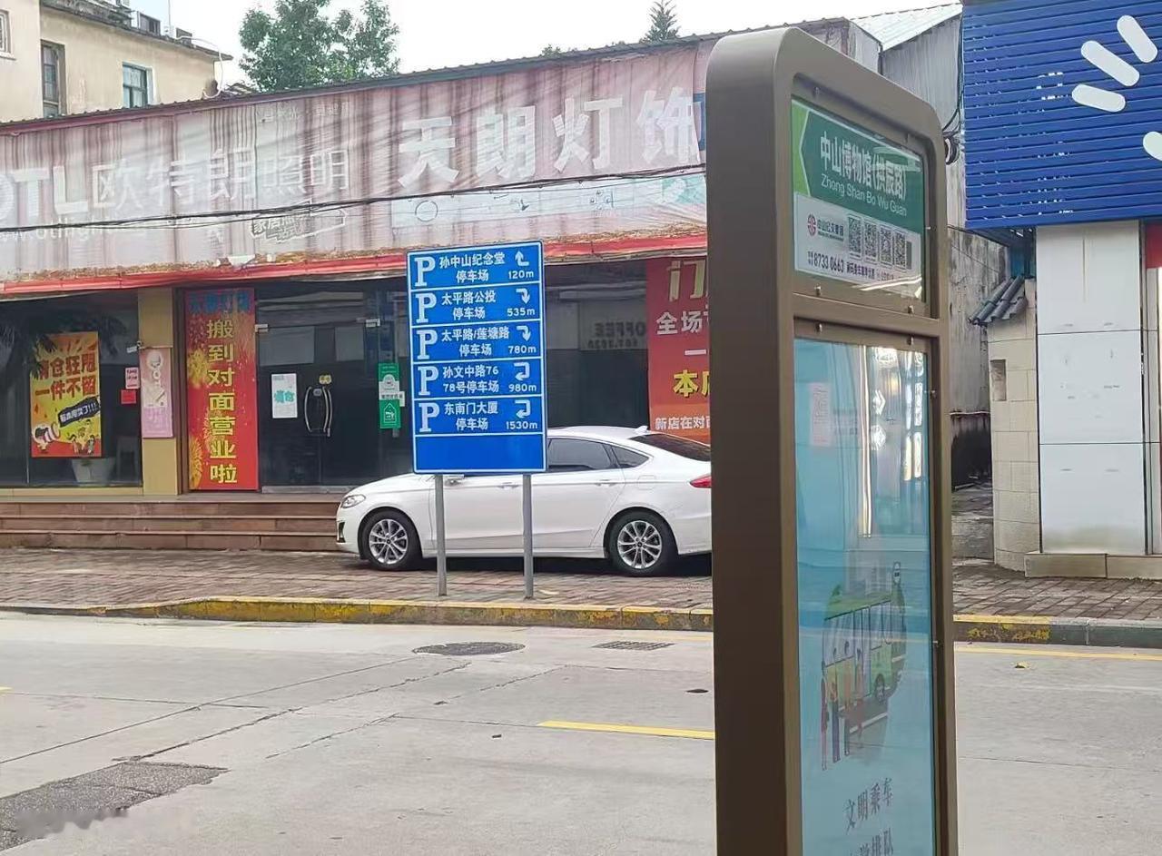 这个停车牌想指示停哪里呢？网友表示：这个指示是要钻到地下去，还要从地下逆行？这叫