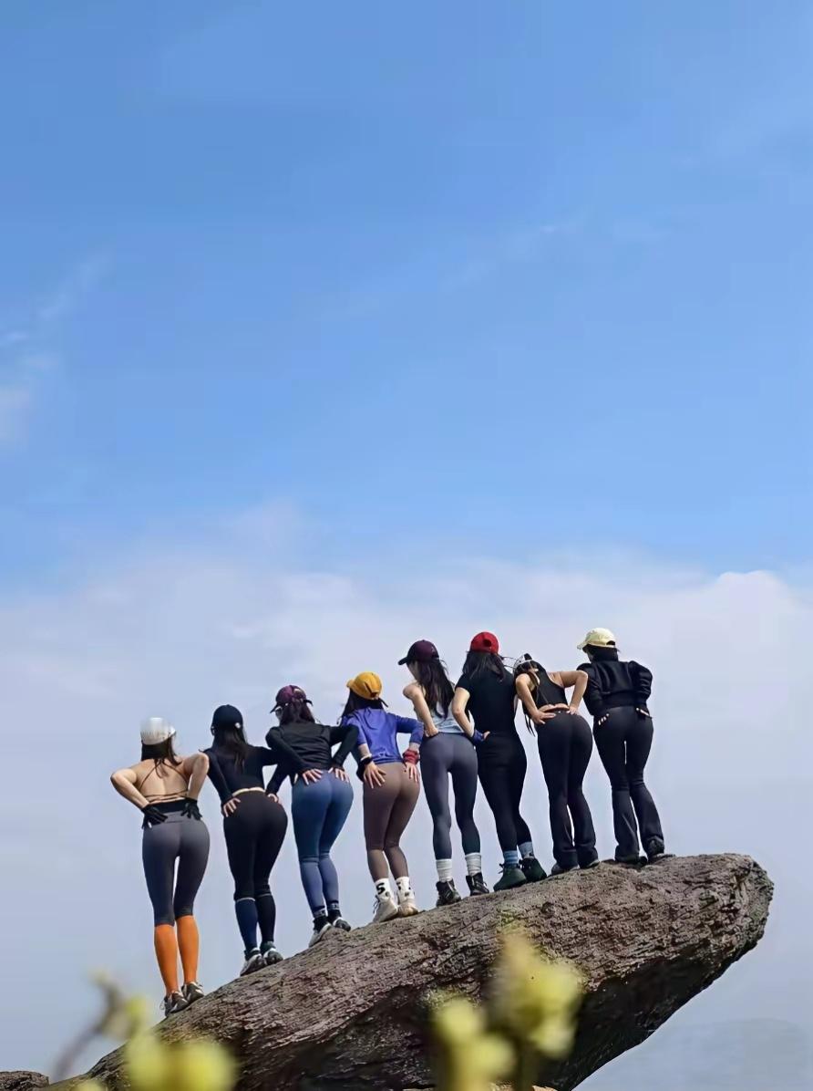 和她们一起去爬山需要注意什么？ 