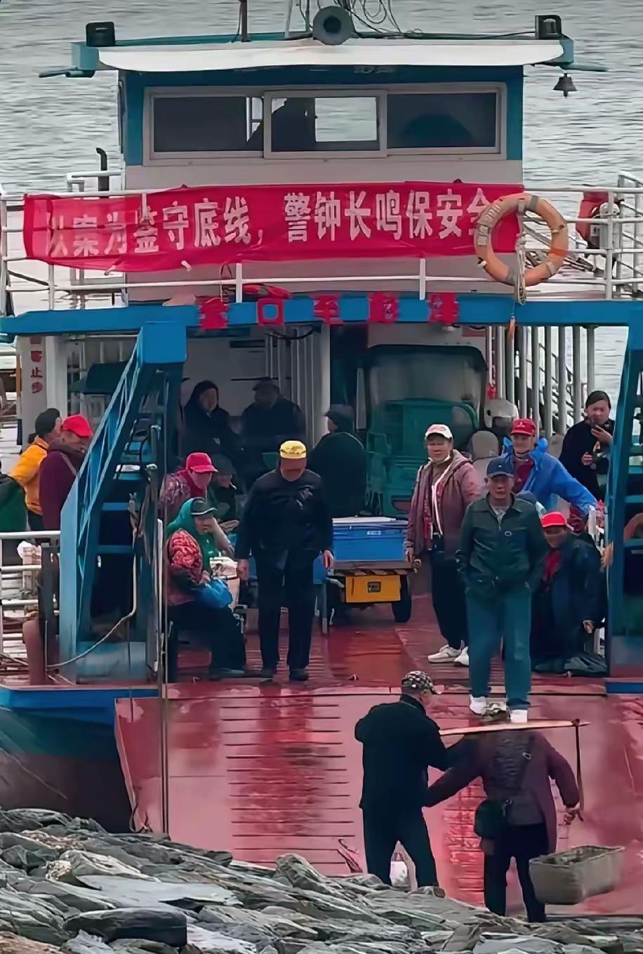 上人民日报、央视新闻了！近日，江西一位84岁老奶奶，挑着几十斤菜，步履蹒跚的赶到