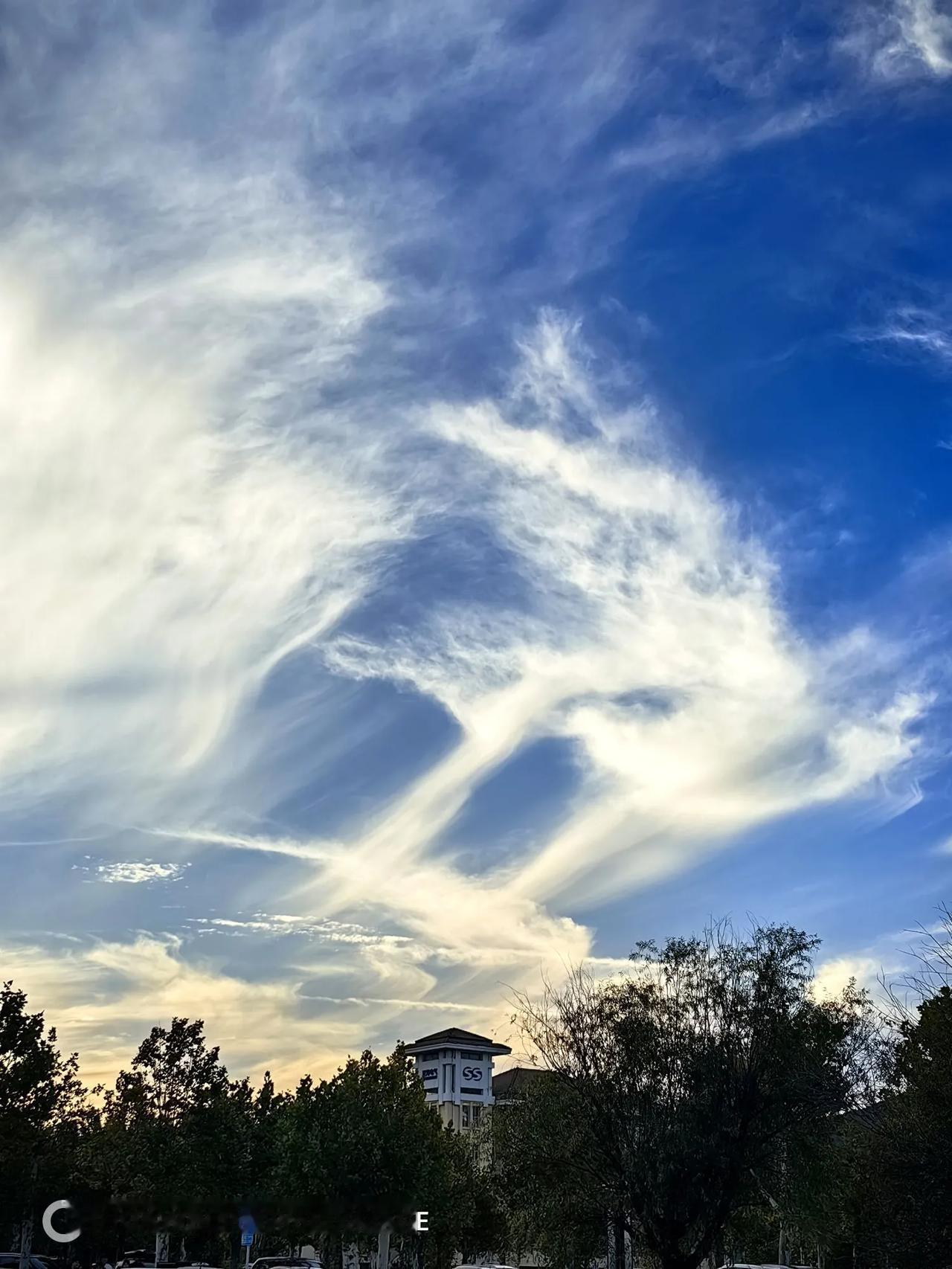 云卷云舒日欲暮，夕阳余晖廊漫霞#云追月城市美景# 。