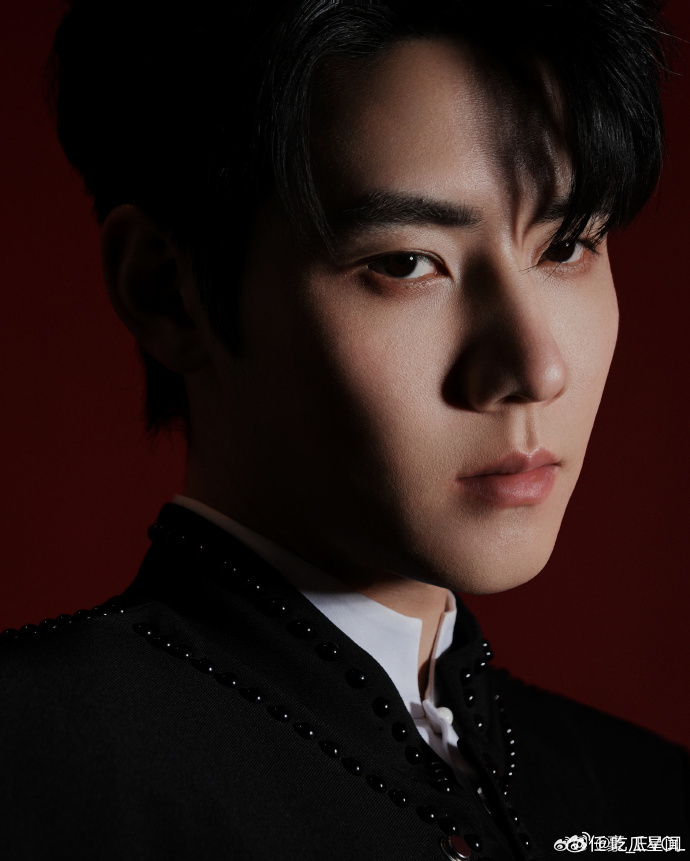 任豪北京也暖和了起来任豪晚上见北京的气温缓缓上升，任豪的新造型直接帅到心坎里！简