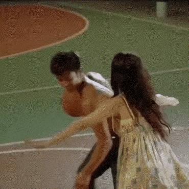 这妥妥的技术犯规，球场最烦这样不讲武德的犯规 