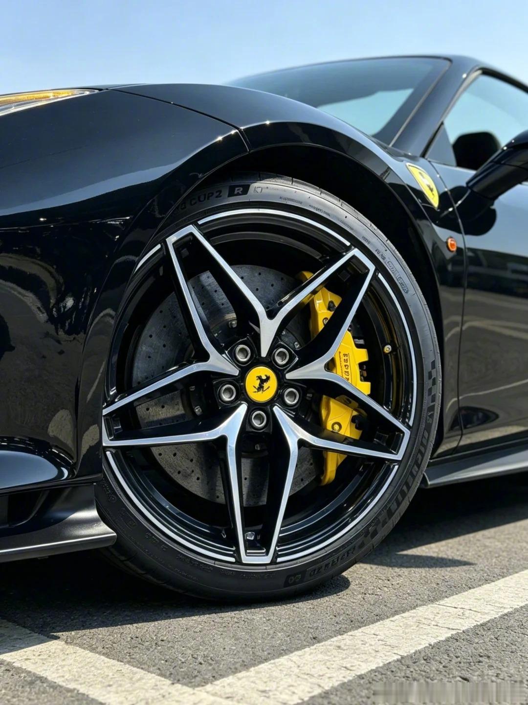 法拉利488 Pista Spider，黑色打底，蓝色点缀，美商极高