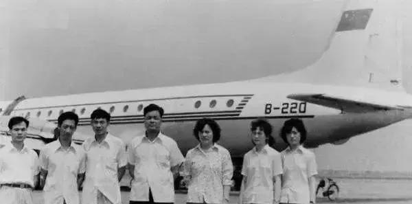 1982年7月，5名歹徒冲进客机驾驶室，劫持了飞往上海的2505次航班，突然，领