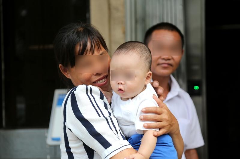 小孩子爱哭的原因着实不少。在生理需求层面，饥饿、口渴、尿布湿了，亦或是身体不适，