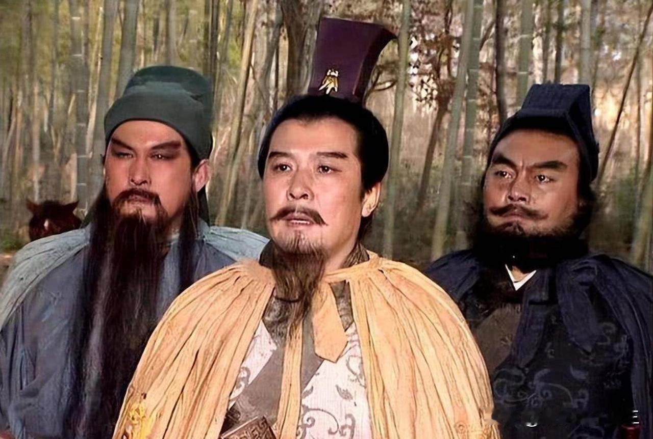 刘备的这两个兄弟，关键时刻，不顾大局，掉了最主要的链子。
关羽和张飞跟刘备组成流