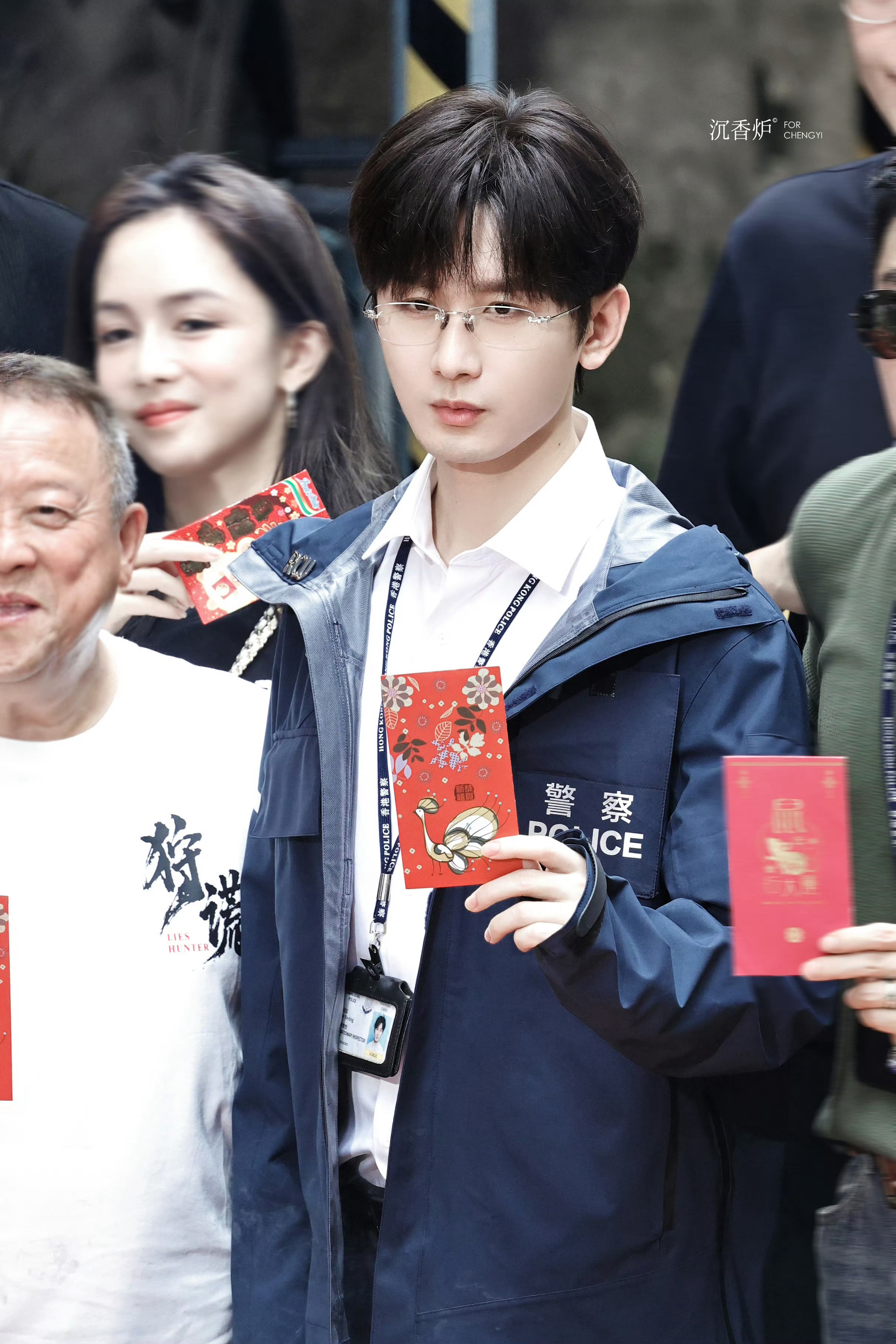 成毅狩谎开机路透 ……藏青警服白衬衫，金丝眼镜锁清冷，斯文败类or天才侧写师？金