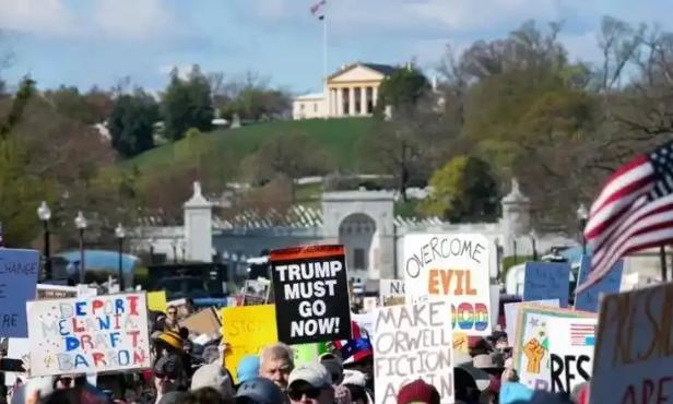 [下雨]油价涨了1.26美元，美国就炸了锅？3月28号那场900万人的愤怒，账都
