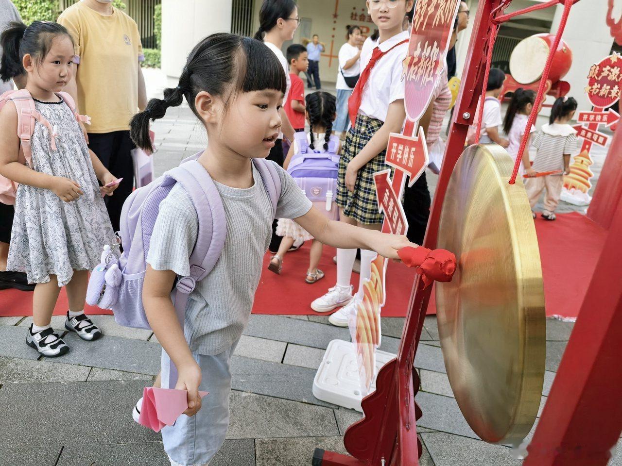 宁波各校花式迎接新学期 宁波中小学生陆续到校报到，多所学校策划特色迎新活动，帮助