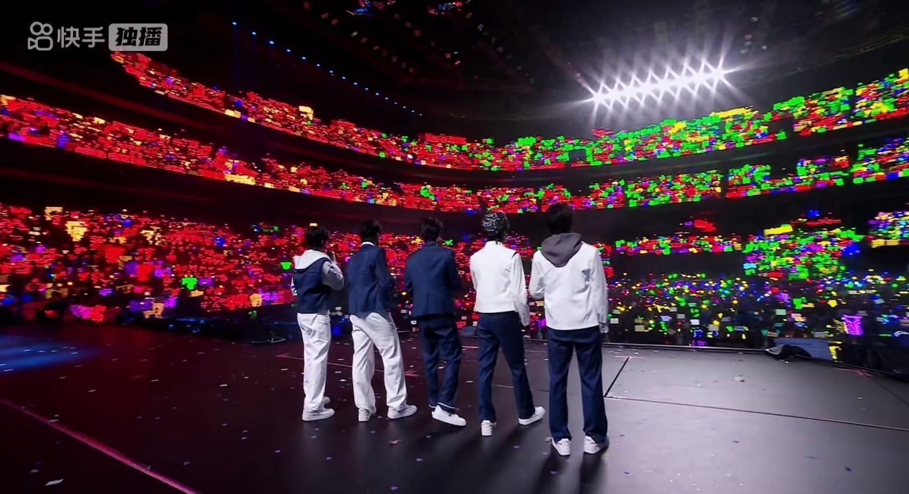 TOP演唱会人气官摄图来了 苏新皓一家独大啊 top演唱会听到哨子声就把音乐调大