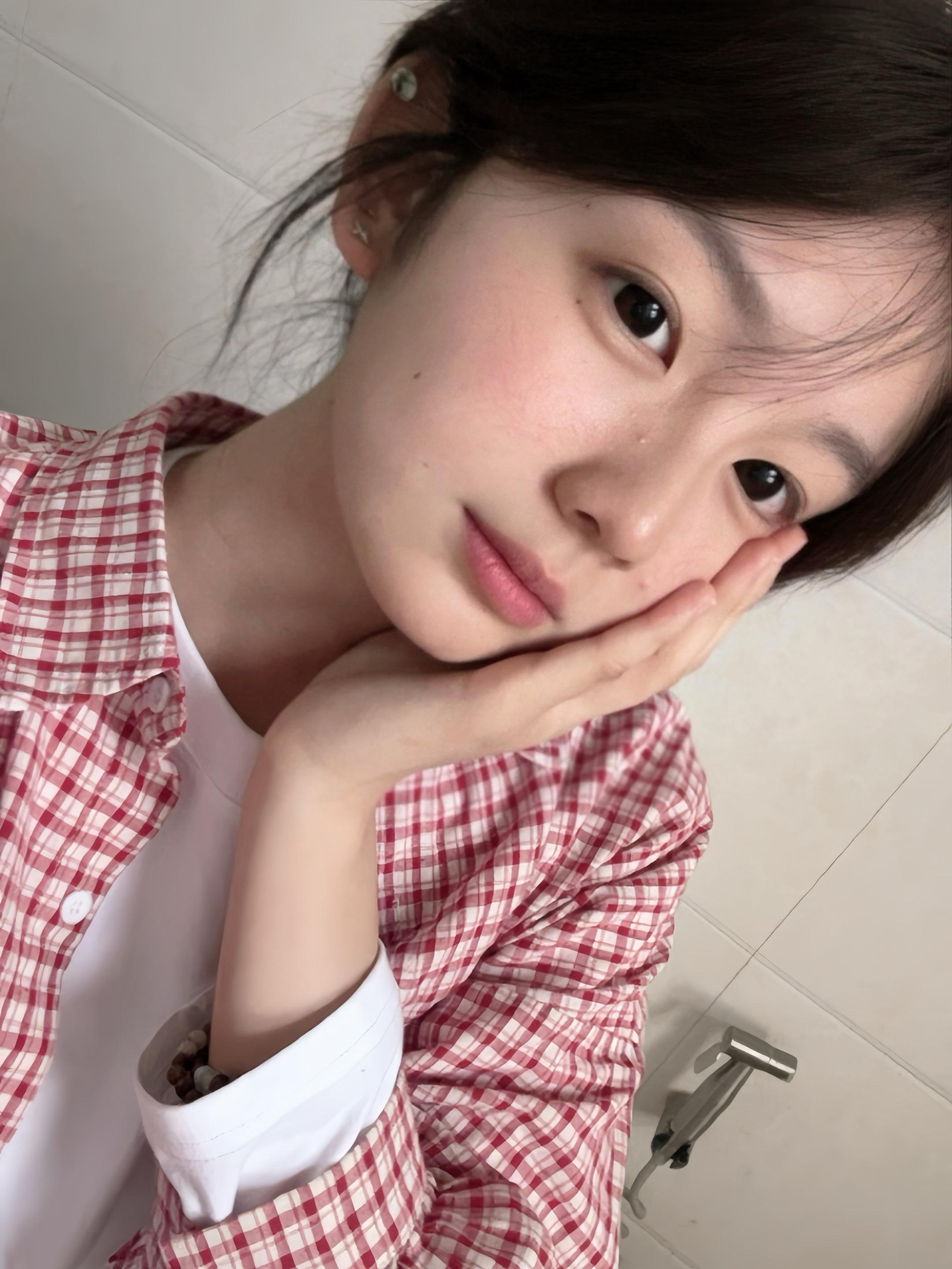 坏菜了 脸上长了两个痘痘ᗜ ˰ ᗜ