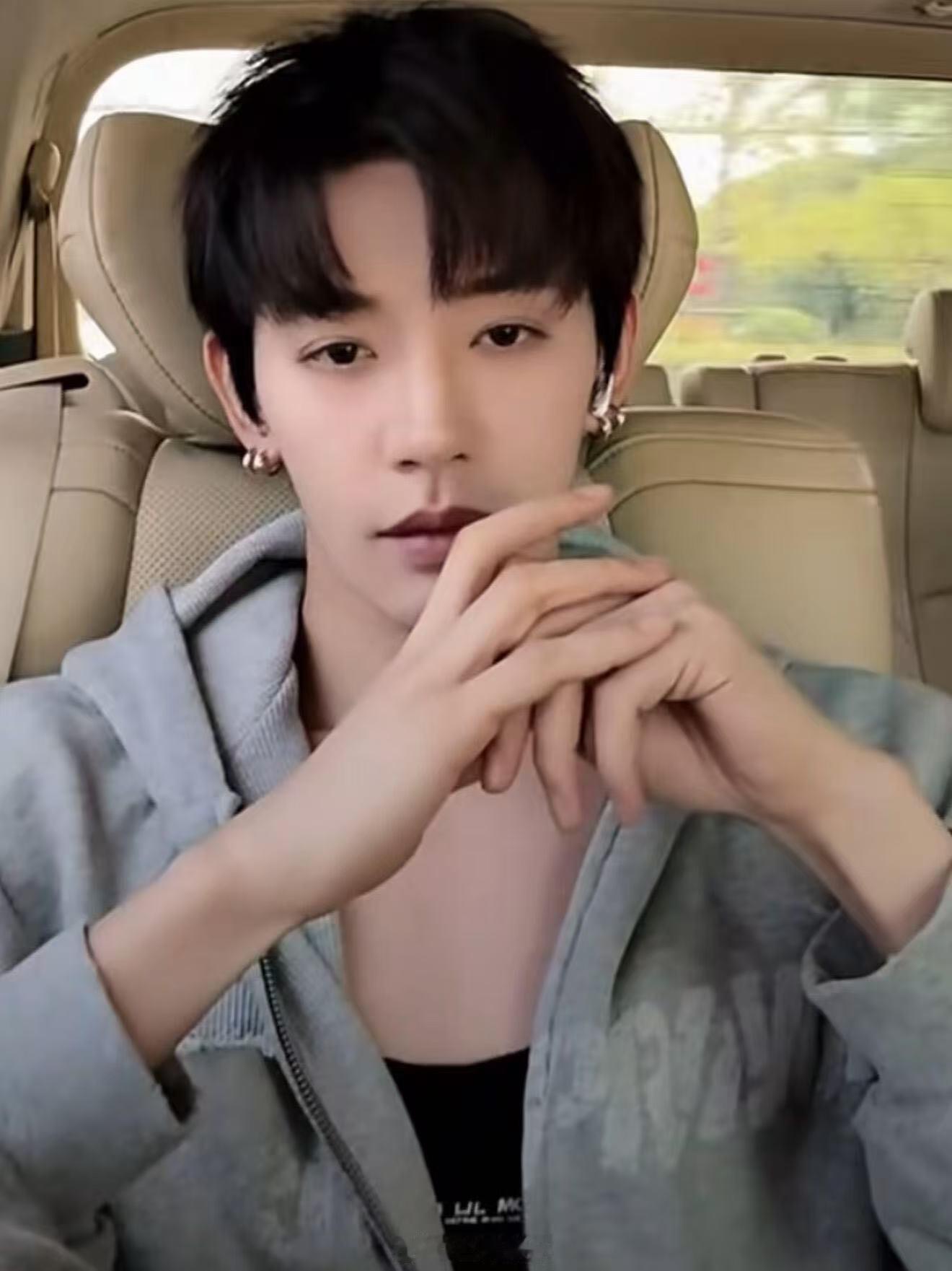 邓为往上拉小背心是什么意思花儿与少年邓为这次直播真的很大方！生图五官优越，意外发