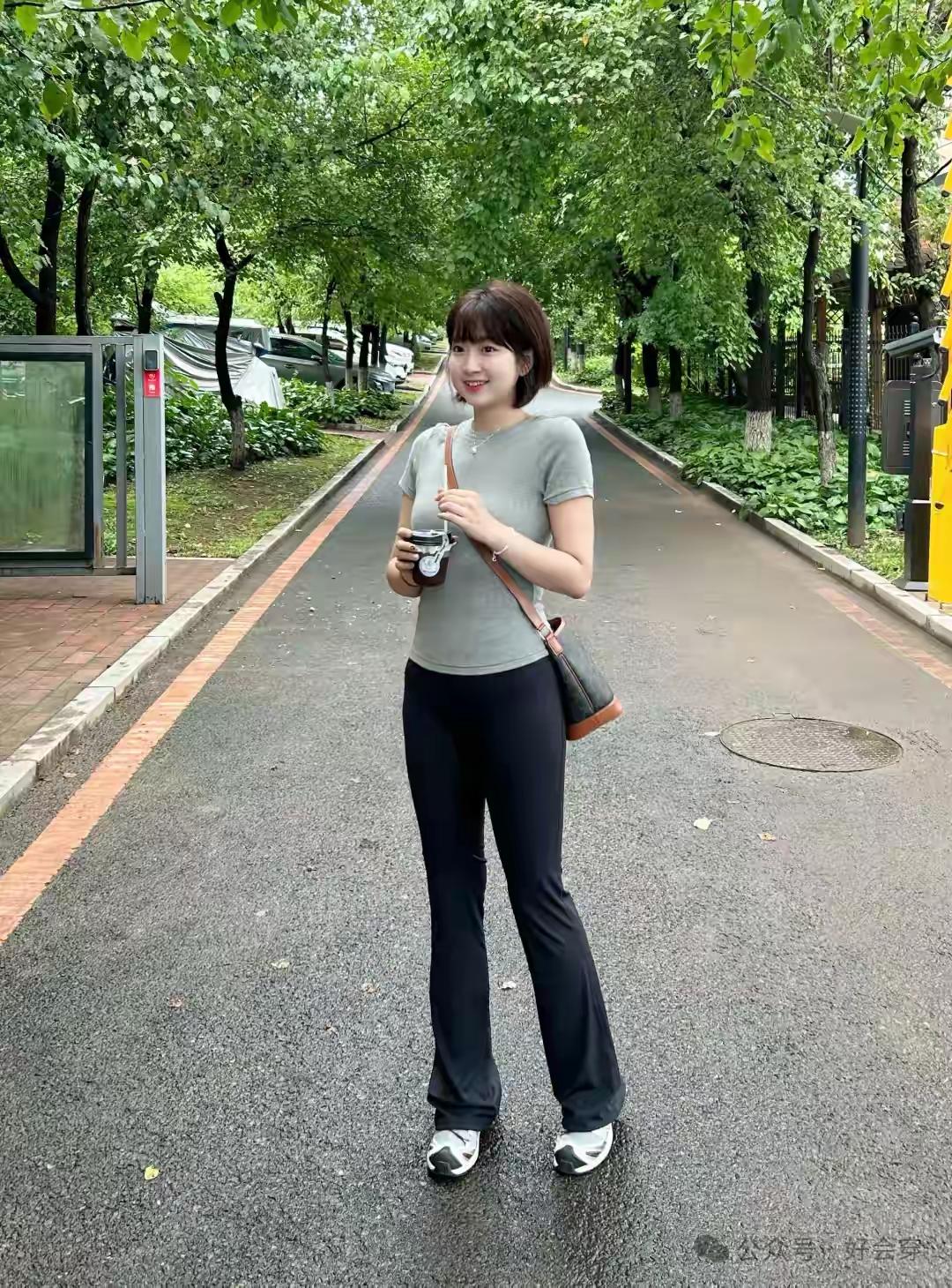 谁懂！短款灰T搭垂感瑜伽裤出街，舒服显瘦又随性，松弛感直接拉满～ 你们觉得日常穿