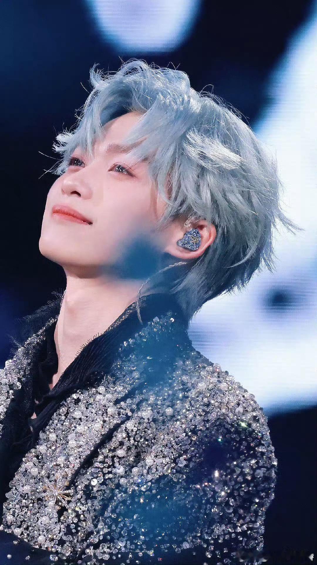 梓渝这张图还是有点神的，双目含星！！！ 