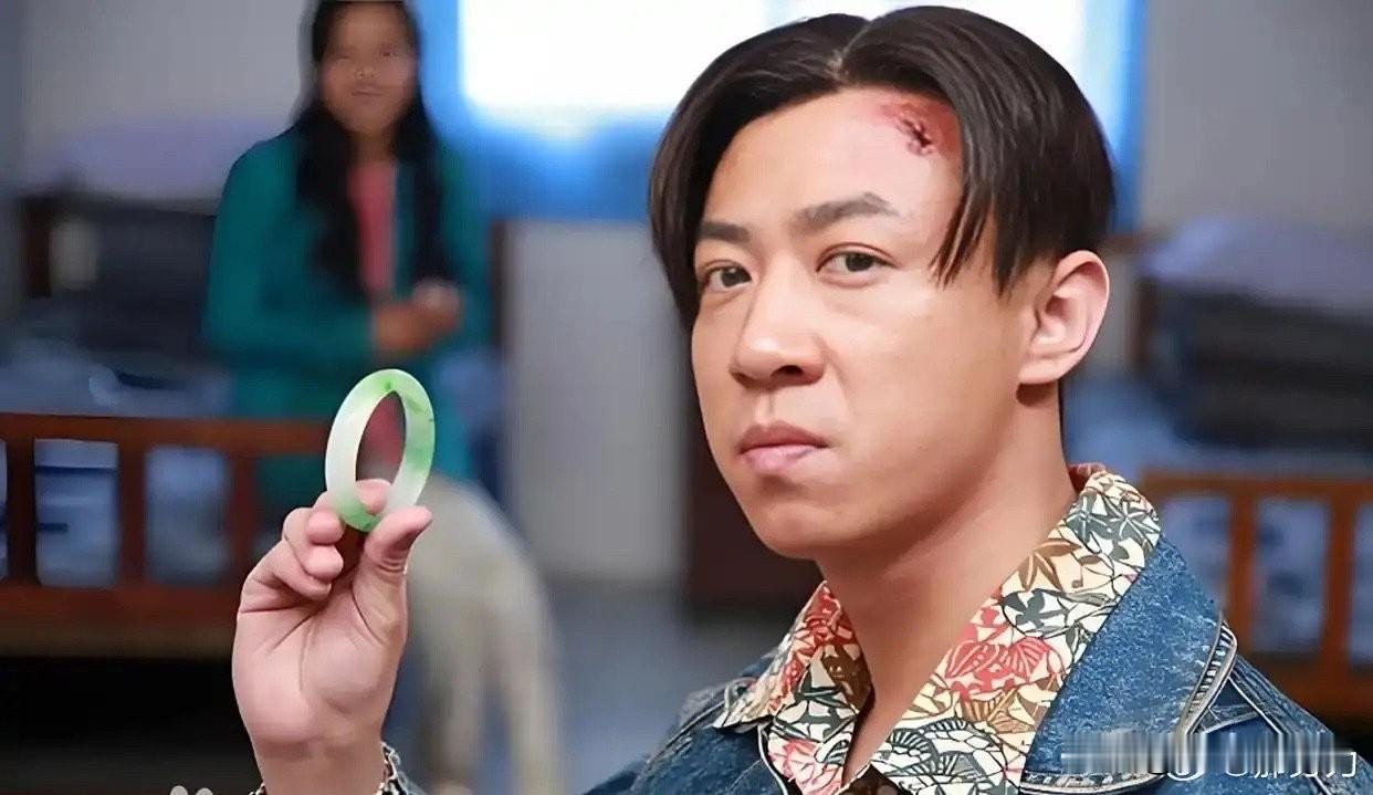 张维伊绝对是今年的人生大赢家
昨天之前谁知道他
昨天之后全网都知道他了
多年努力