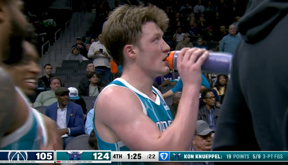 都在说弗拉格不像一个新秀，他的大学队友康神也像不了一点。上半场6投2中得到4分，