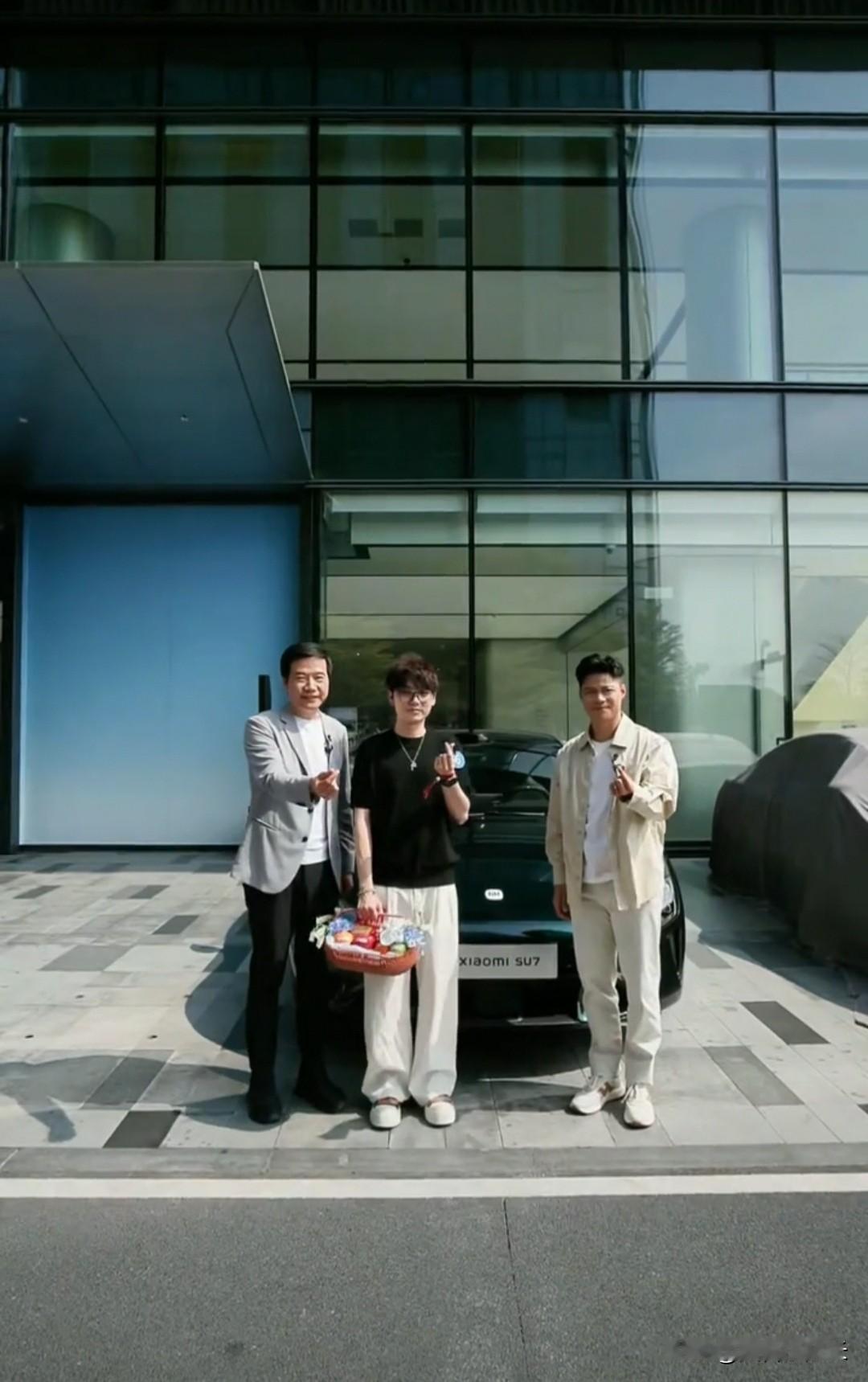 小米雷军的营销水平，在国内所有企业里面绝对是顶流的存在。看看新一代小米汽车的交车