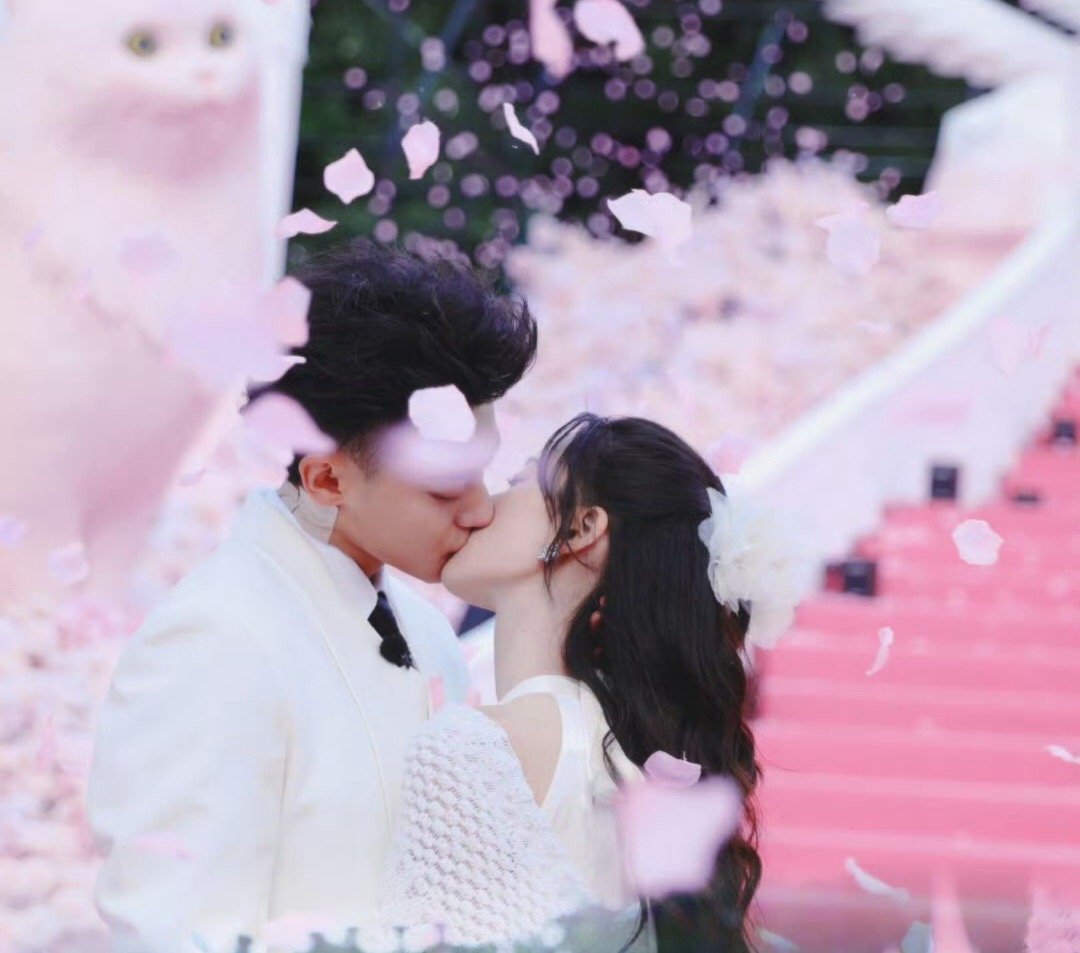 #黄子韬求婚徐艺洋#黄子韬求婚徐艺洋，粉色的布景少女心爆棚。感觉唯美又浪漫，愿两