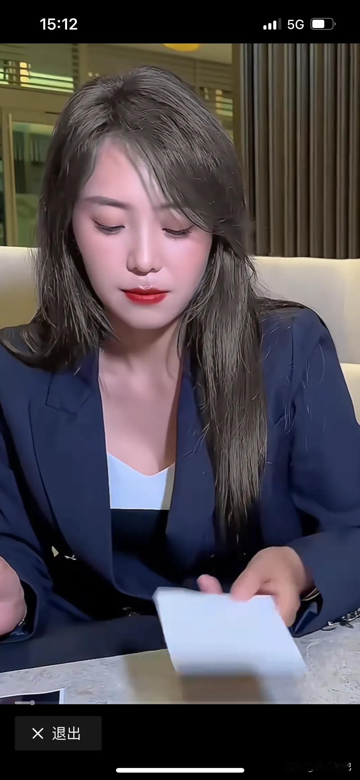 谁说云朵不火的，说她过气的出来看看，她离开了谁照样能红透半边天，这个签名签到手软