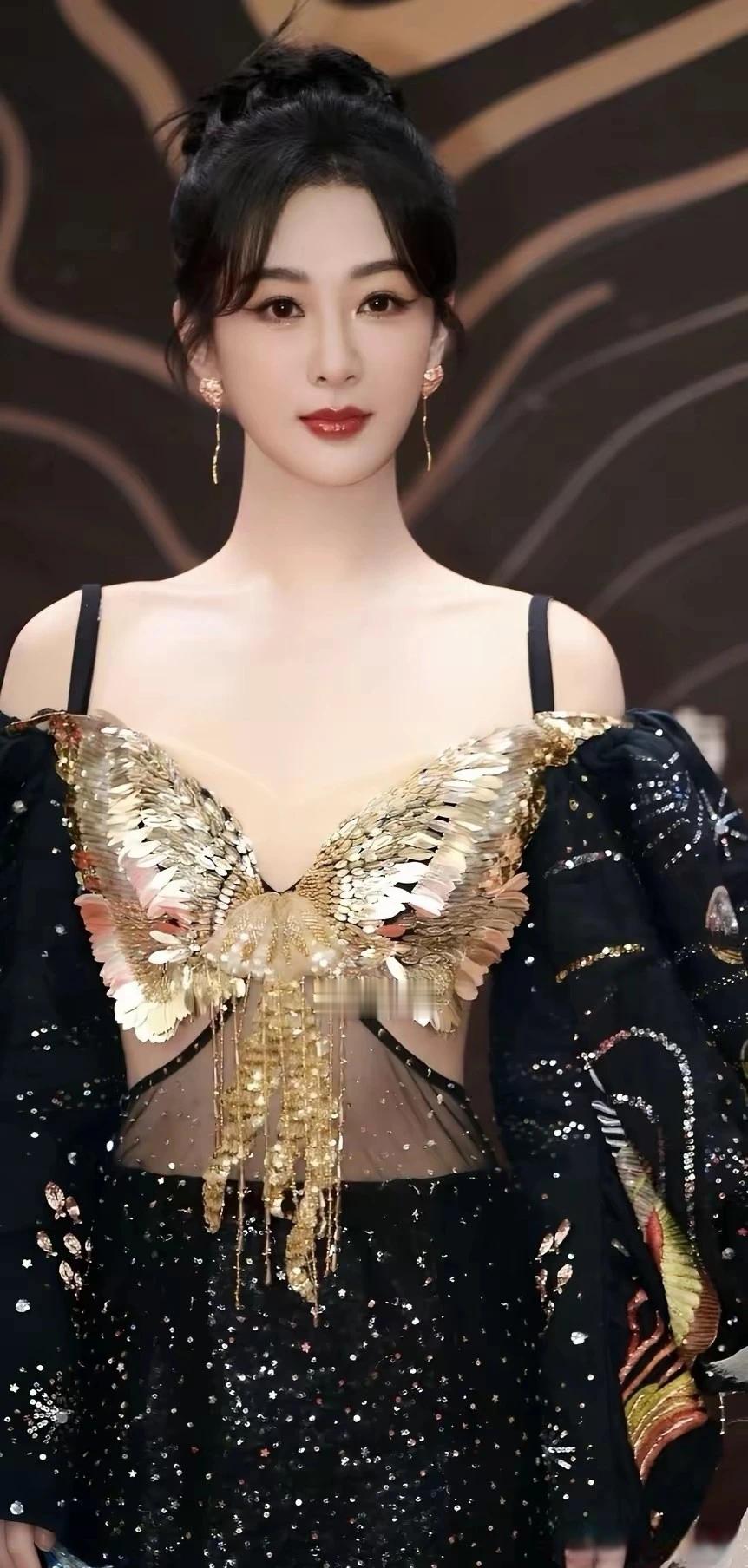 杨紫金蝴蝶护胸造型惊艳出圈，打破刻板印象，甜妹也有曼妙曲线 ​​​