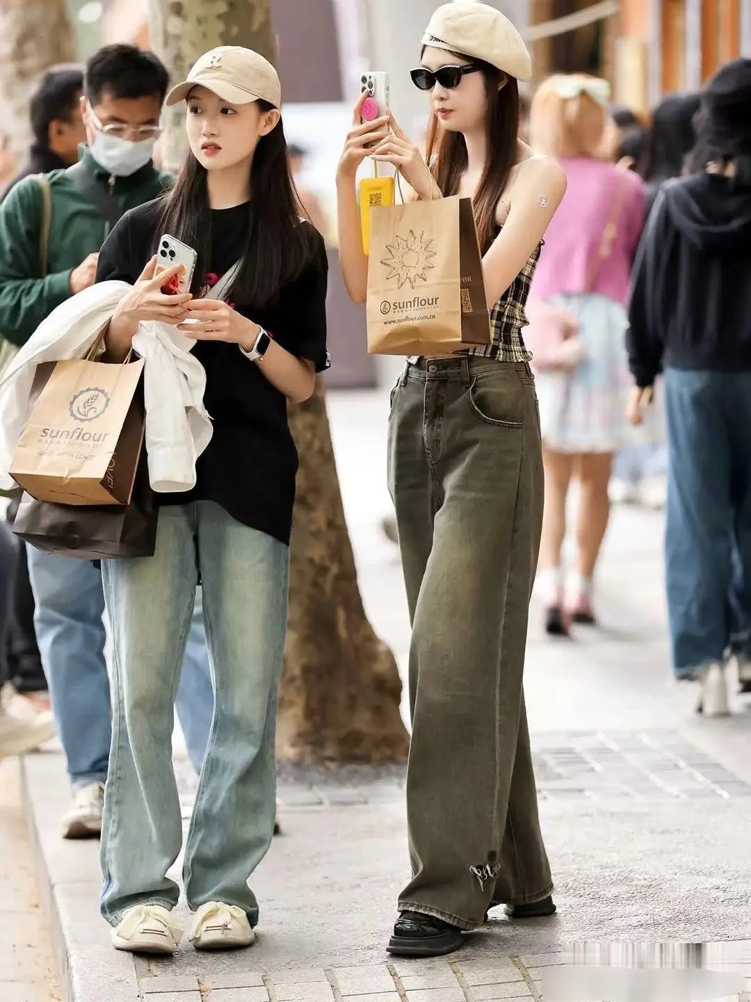 牛仔裤下面，尽量少配运动鞋？看上海女生就知道，回头率超高[哆啦A梦吃惊] ​​​