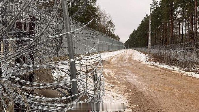 【波兰可能在其与俄罗斯和白俄罗斯的边境上部署地雷】
波兰军方宣称，一旦该国于2月