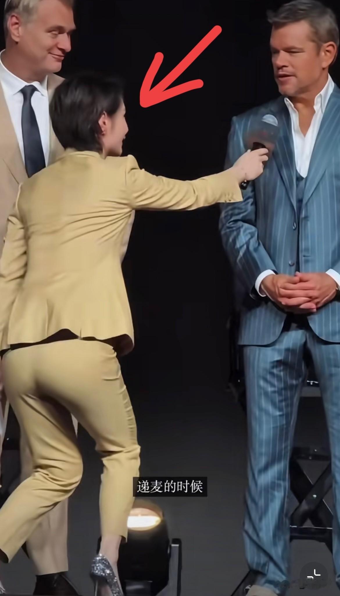太冤了！姿态专业却被曲解为卑躬屈膝，美女主持无辜躺枪，竟上升到国格人格？

世上
