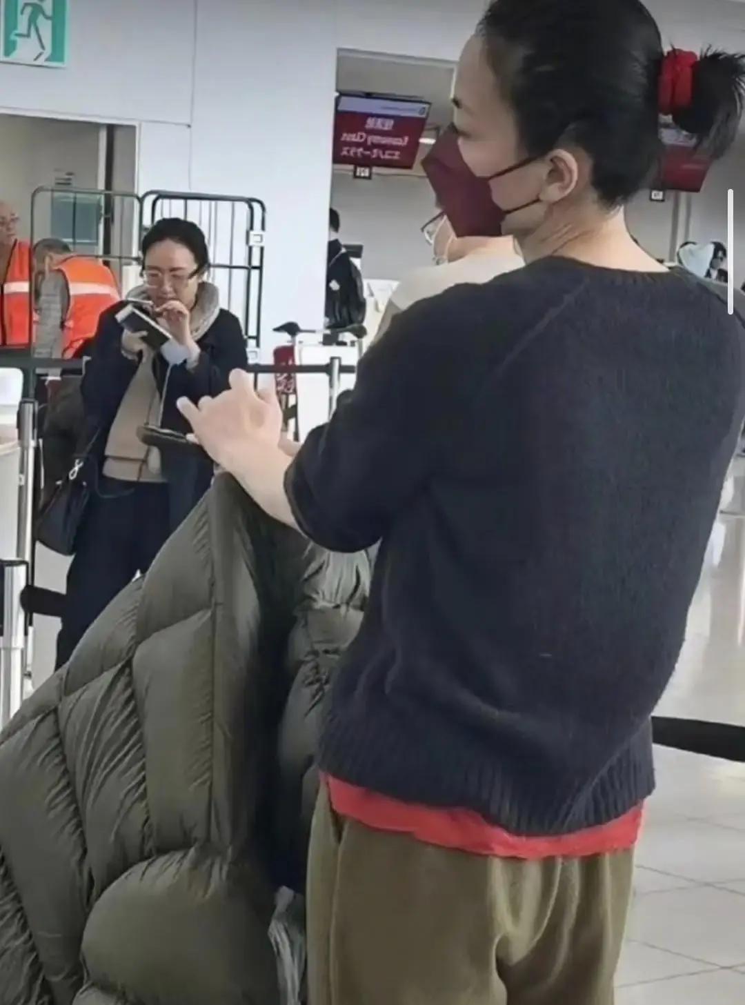 54岁王菲在巴黎秀场一笑，Z世代当场把精修广告的信任度砸到38%。
 
他们早就