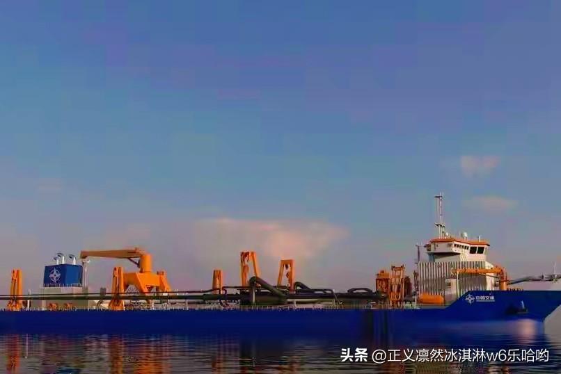 “新海鲸”号顺利下水意义重大，它是我国高端疏浚装备自主创新和智能化升级的里程碑。