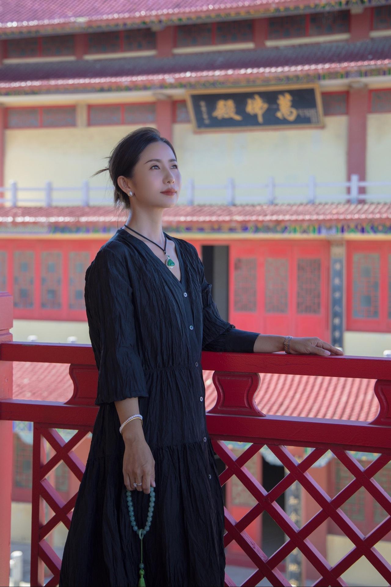 “书上无名心忘却，人间聚散似浮云。”告诫人们不必过于执着于身外之物与人际关系的变