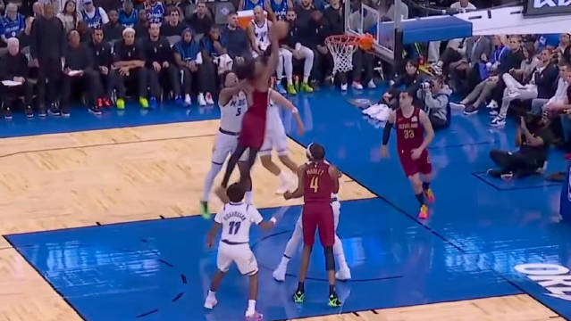 #NBA[超话]##nba季前赛##克利夫兰骑士# 

佩顿·沃特森高高跃起，空中从保罗·班凯罗手里