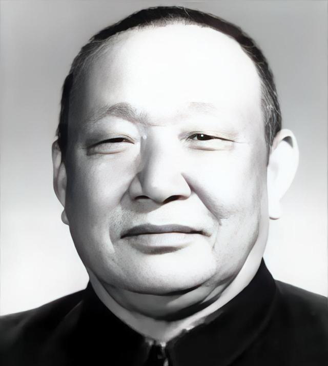 他叫张冲，云南人，是国民党陆军中将。公开场合喊过“剿共”，背地里却偷偷给红军送药
