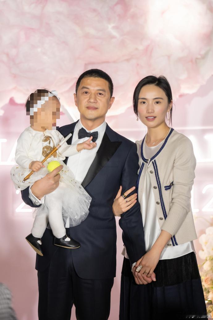 2025年10月14日，李亚鹏与妻子海哈金喜通过微博共同发布视频，宣布已办理离婚