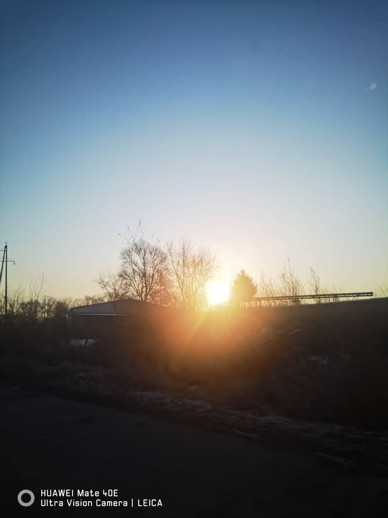 旭日冉冉升起，
景色美美如畫。
🌹🌹🌹🌹🌹