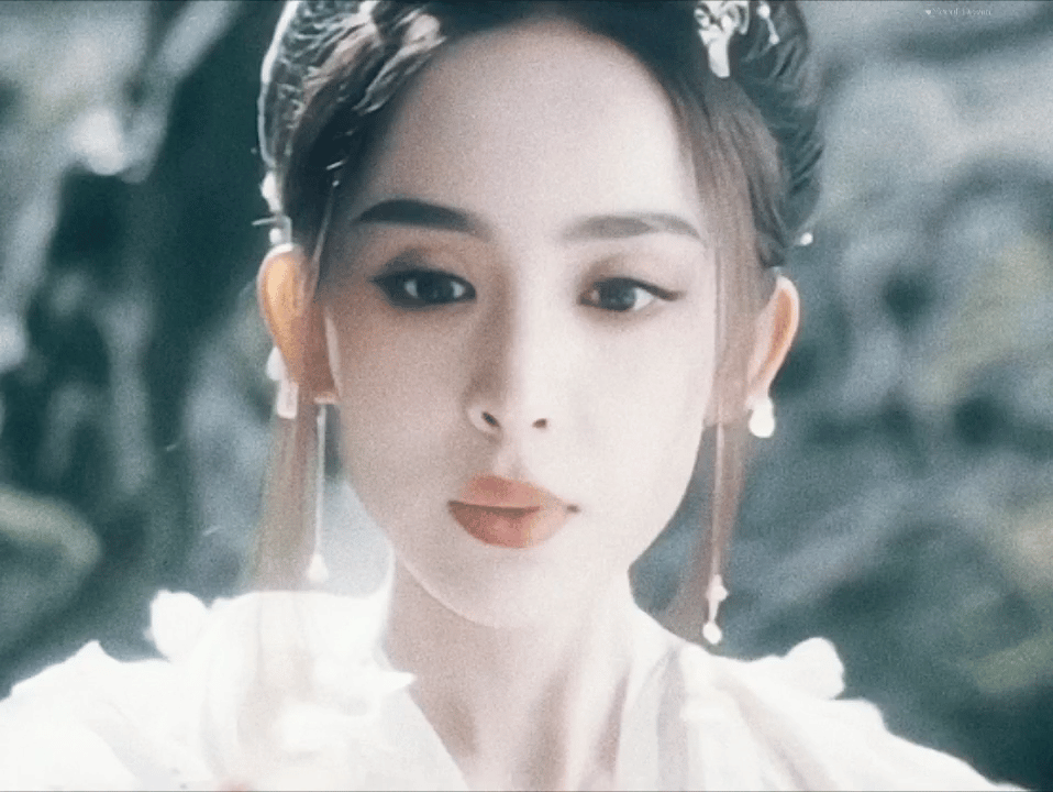 郭敬明真的要给娜扎道个歉，完全没把娜扎拍美，这个滤镜剧里就是这么白花花的 ​​​