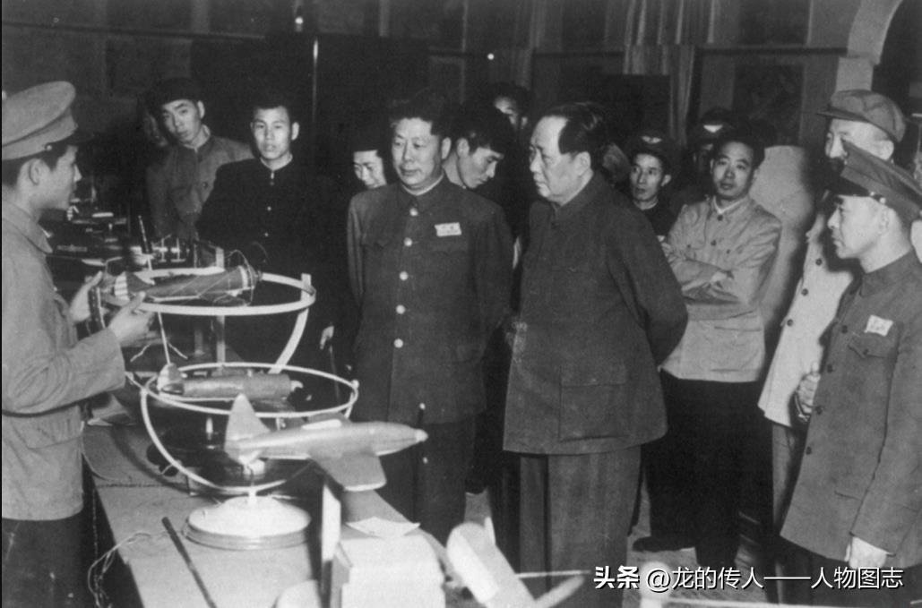 1953年5月观看空军航校教学模型展览