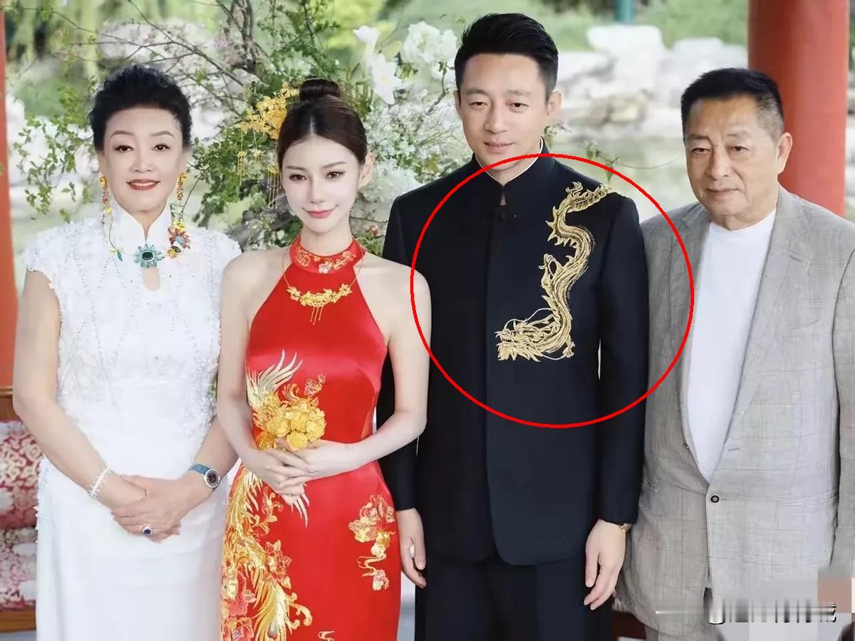 汪小菲他爸一露面，全网炸了。75岁的人，看着像50出头。
有网友直言：这哪是父子
